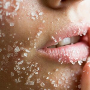 Femme faisant une exfoliation