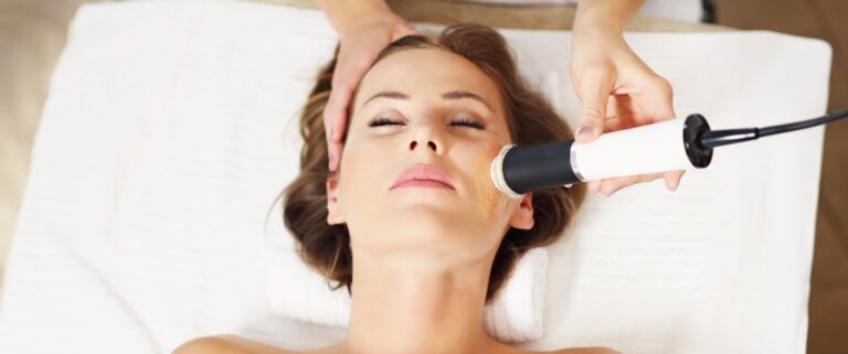Woman getting OxyGeneo treatment
